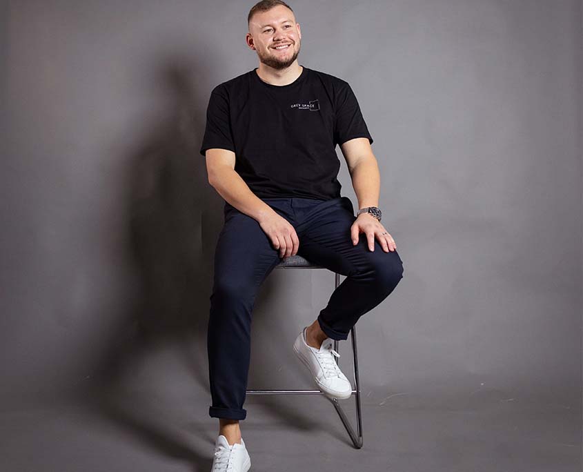 A photo of Danil Goloubev, sitting on a chair.