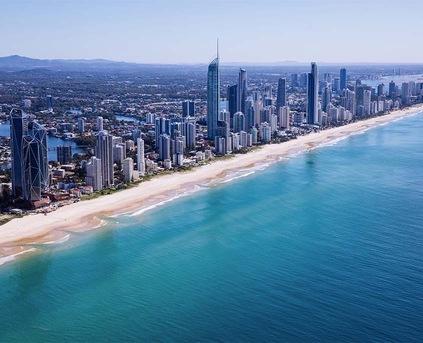 A photo of a beautiful city and a sea in Queensland.